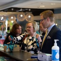 Tervetuloa Valtio Expo 2022 -tapahtumaan! Vieraita Valtio Expon ilmoittautumistiskillä.