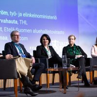 Anna Sorainen, Markku Tervahauta, Ilona Lundström, Merja Ekqvist ja Kirsi Karlamaa lavalla paneelikeskustelussa.