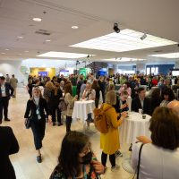 Ihmisiä pystypöytien ääressä Marina Congress Centerissä-