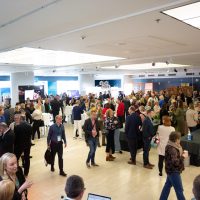 Messutunnelmaa. Ihmisiä Marina Congress Centerissä.