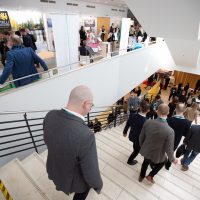 Valtio Expo täytti Marinan 1. ja 2. kerrokset. Ihmisiä laskeutumassa portaita Marinassa.