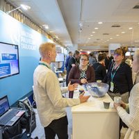 Kohtaamisia messuosastoilla Valtio Expossa 2019 Ihmisiä messuosastoilla