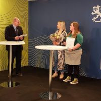 Valtio Expo 2021 Kaiku-kunniamaininnan jako. Kuvassa Juha Sarkio, Katja Sulanko ja Reetta Vainiola