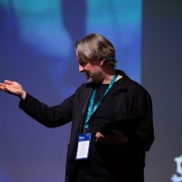 Kapellimestari, säveltäjä Esa-Pekka Salosen puheenvuoro huipensi Valtio Expon pääsalin ohjelman. Esa-Pekka Salonen lavalla esiintymässä.