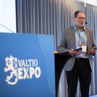 Jyrki Katainen Valtio Expon lavalla.