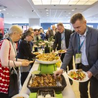 Lounas on katettu! Ihmisiä lounasbuffetin ääressä Valtio Expossa 2019