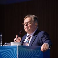 Juhana Vartiainen esiintymässä puhujakorokken takana.